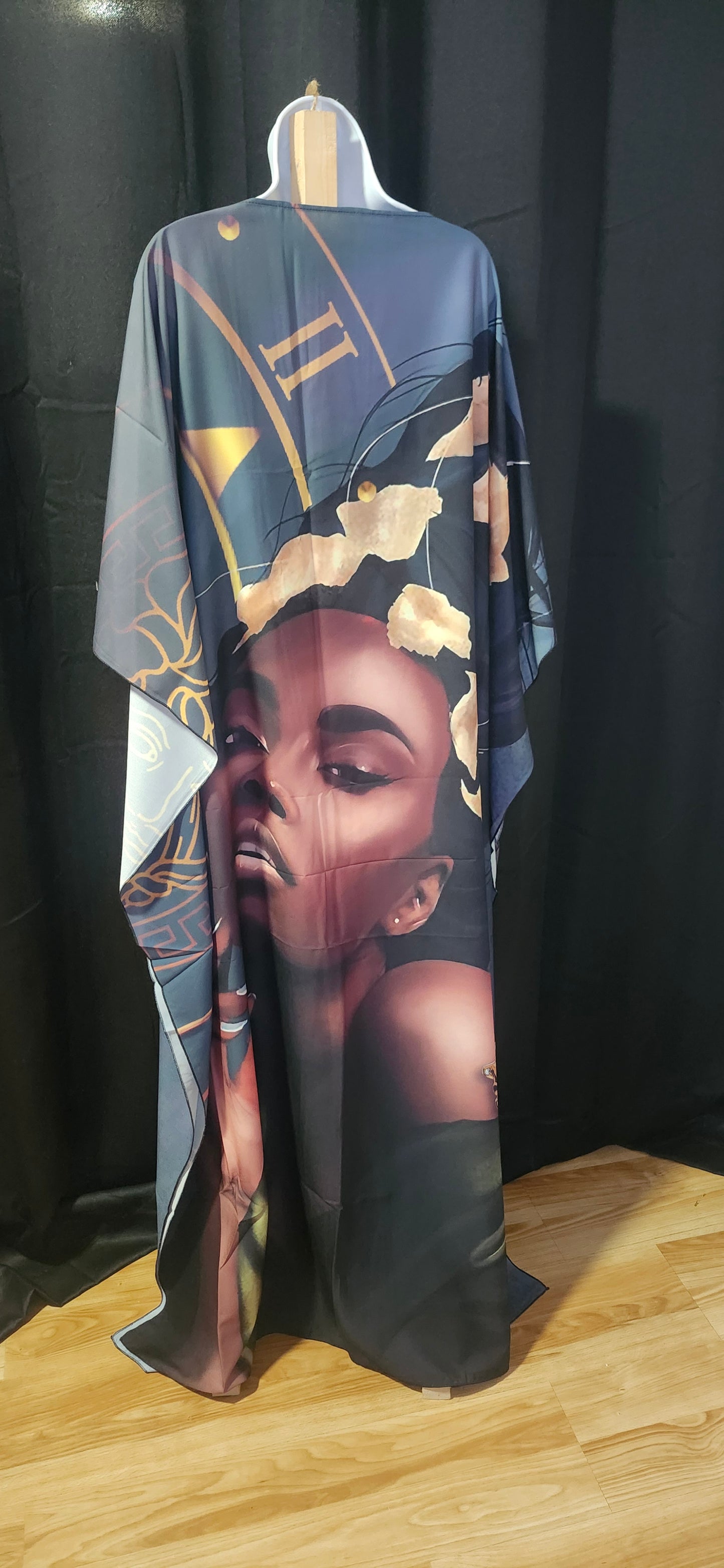 Black and Gold Kaftan on a manequin